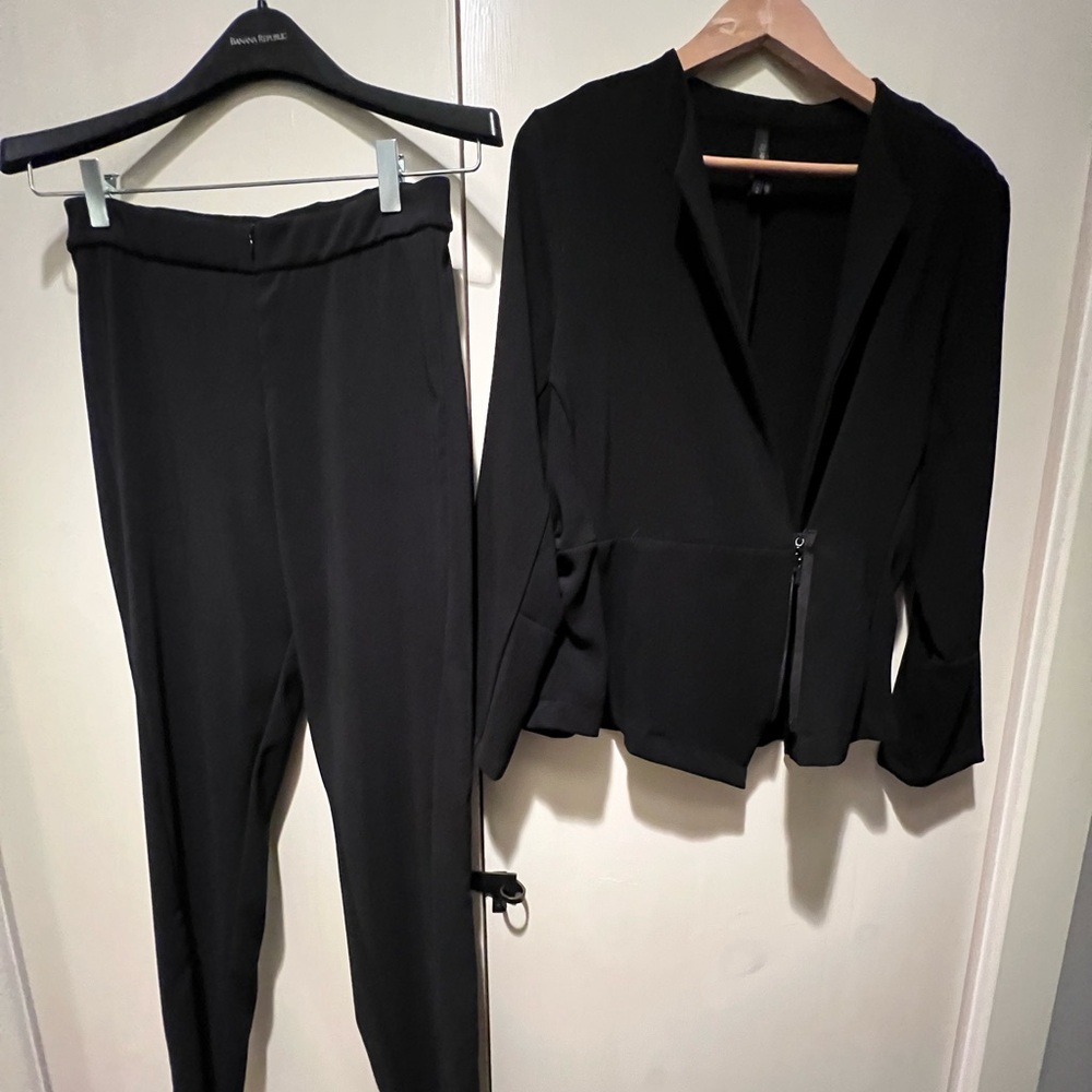 PORTO SF Size 2 (M) Asymmetric Blazer w/ zip and matching pants with ankle slits